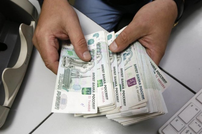 Đồng ruble của Nga đang giảm giá nghiêm trọng - Ảnh: Reuters