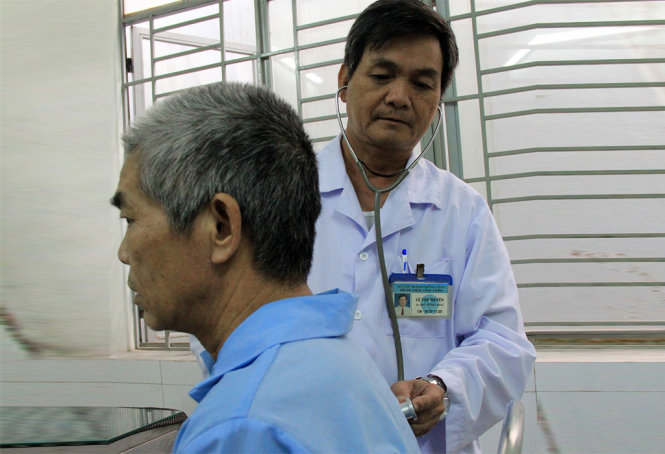 Bác sĩ Lê Văn Nguyên, phó khoa Cai nghiện chất & điều trị bắt buộc Bệnh viện Tâm thần Đà Nẵng khám cho một bệnh nhân tâm thần gây án tại tỉnh Đắk Lắk - Ảnh: TRƯỜNG TRUNG