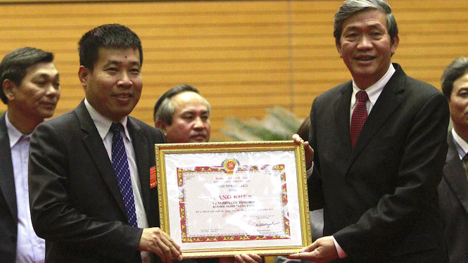 Ông Đinh Thế Huynh (Uỷ viên Bộ Chính trị, Bí thư Trung ương Đảng, Trưởng Ban Tuyên giáo Trung ương) tặng bằng khen cho các cá nhân và tập thể tại Hội nghị - Ảnh: V.V.T