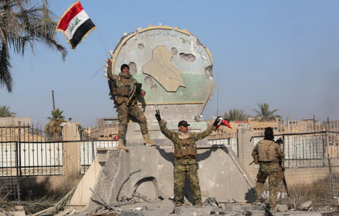 Lực lượng an ninh Iraq vui mừng sau khi giải phóng Ramadi - Ảnh: Reuters