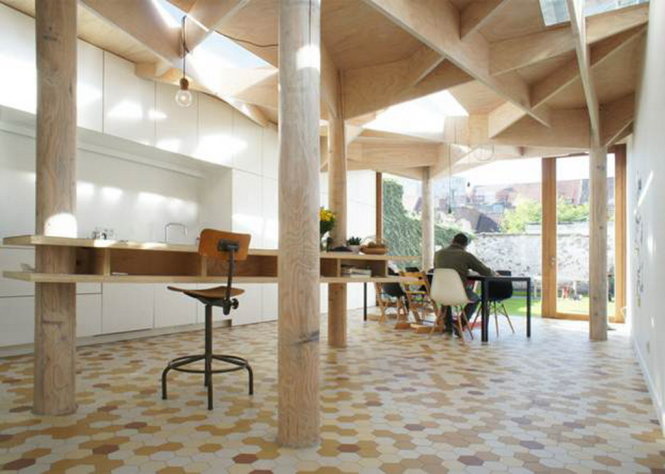 Daylit Ghent House được mở rộng không gian phía sau với một phòng tắm mới, một nhà bếp mới và một khu vực rộng rãi tràn ngập ánh sáng tự nhiên