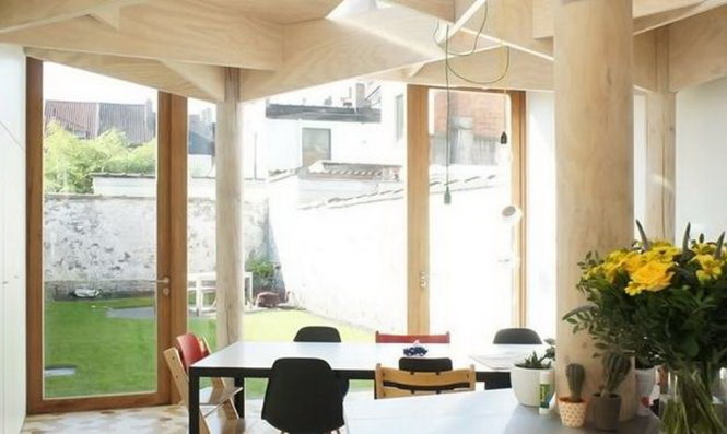Các kiến trúc sư đã thiết kế phần mở rộng với một bức tường kính và ba cửa sổ mái hình chữ nhật để cung cấp nhiều ánh sáng hơn