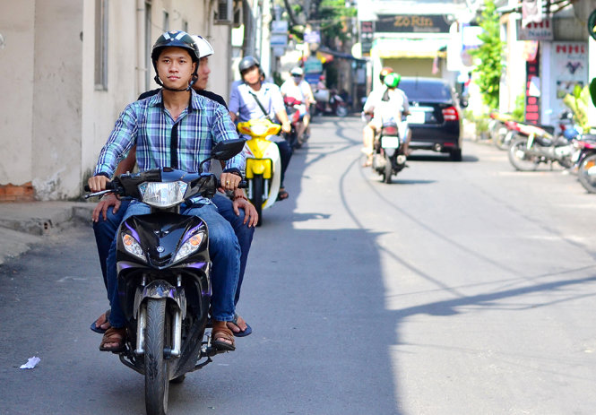 Trung úy Phạm Hồng Chung cùng đồng đội tuần tra - Ảnh: Q.NG.