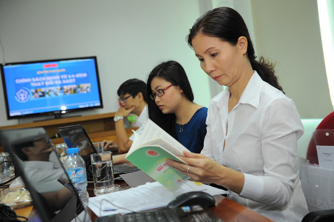 Bà Phạm Việt Tiến - trưởng phòng chế độ Bảo hiểm xã hội TP.HCM - trong buổi giao lưu trực tuyến sáng 29-12 tại báo Tuổi Trẻ - Ảnh: Tự Trung