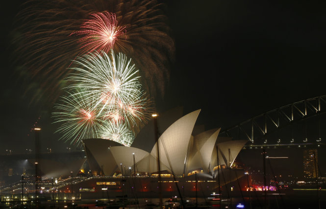 Pháo hoa được bắn lên ở khu vực nhà hát Opera Sydney trước thời khắc giao thừa 2 giờ -  Ảnh:Reuters