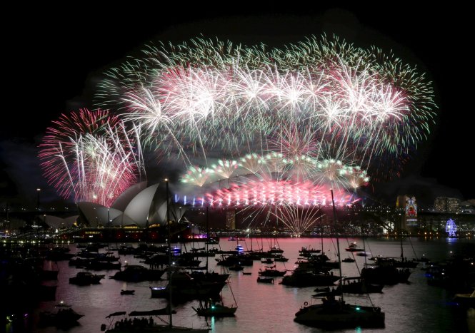 Cầu cảng Sydney Harbor bừng sáng pháo hoa chào đón năm mới 2016 - Ảnh: Reuters