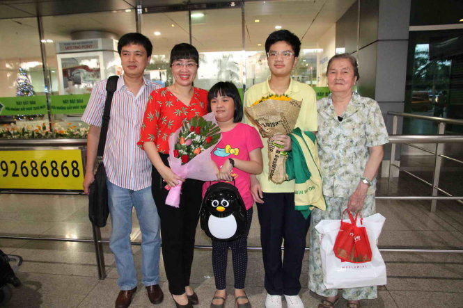 Gia đình ra đón sân bay đón kỳ thủ Anh Khôi (thứ 2, từ phải sang). Ảnh: T.P