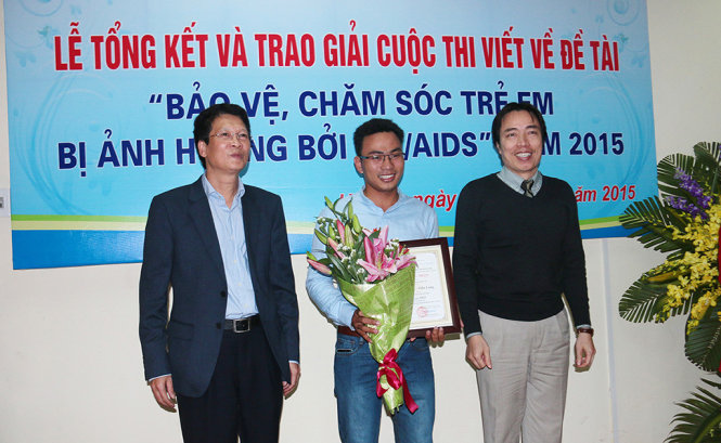 Ban tổ chức trao giải nhất cho tác giả bài viết “Mong ước của cô giáo Vân” của Báo Tuổi Trẻ - Ảnh: Hoàng Lộc
