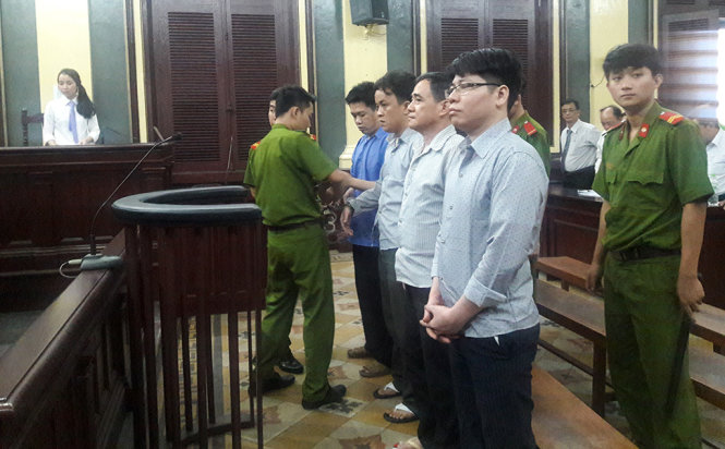 Các bị cáo trong phiên tòa ngày 31-12 - Ảnh: Hoàng Điệp