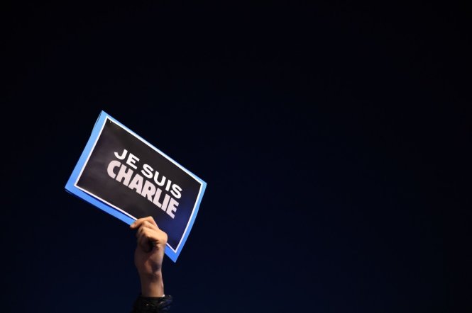 Một người đàn ông giơ cao tấm biển “Tôi là Charlie” ở Marseille, Pháp trong ngày 7-1-2015 sau vụ tấn công khủng bố vào tòa soạn tạp chí Charlie Hebdo - Ảnh: Ajpc-chaumon