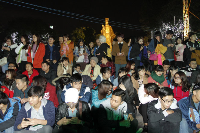 Ngay từ rất sớm, rất nhiều bạn trẻ đã có mặt để tìm chỗ cho mình tại khu vực tượng đài Lý Thái Tổ - Ảnh: Nam Trần