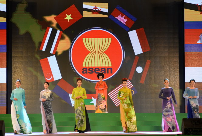 Quốc hoa các nước trên áo dài Việt tại chương trình nghệ thuật chào mừng ngày thành lập cộng đồng Asean. Ảnh: Hữu Khoa