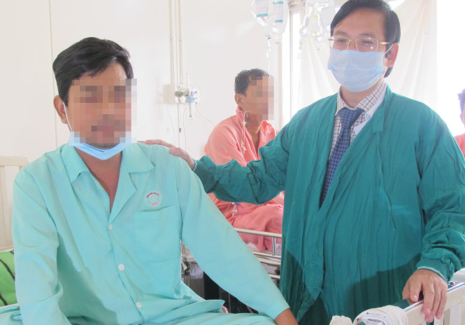 Bệnh nhân (ngồi giường bệnh, mặc áo xanh) được ghép thận từ người hiến tạng bị chết não - Ảnh: Thùy Dương