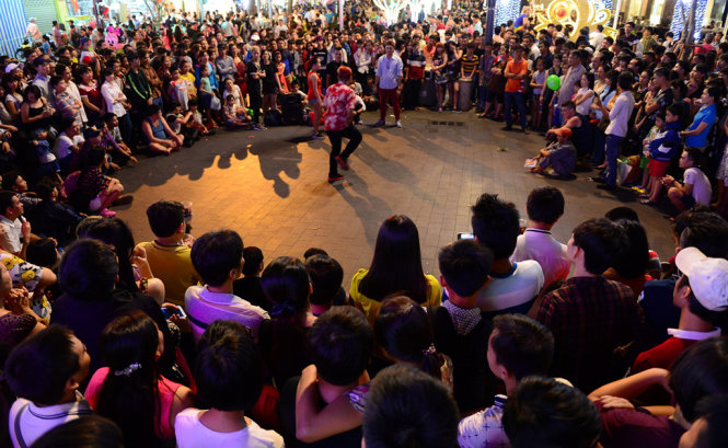 Một nhóm nhảy biểu diễn thu hút đông đảo người dân - Ảnh: Quang Định