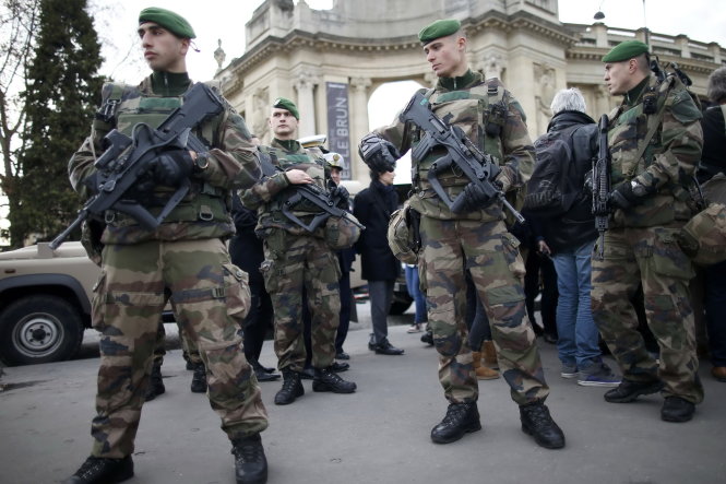 BInh sĩ tuần tra ở Paris. Thủ đô Pháp sẽ đón một giao thừa lặng lẽ hơn mọi năm - Ảnh: Reuters