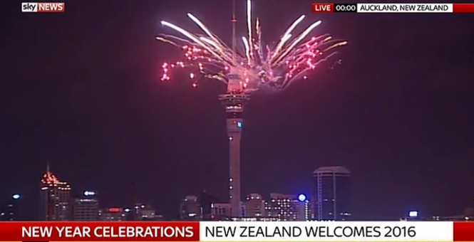 Sau những giây phút đếm ngược, màn pháo hoa chào mừng năm mới 2016 đã được bắn ra từ Sky Tower. Các năm trước, người dân New Zealand tự hào là nơi đón năm mới đầu tiên trên thế giới nhưng năm nay quốc đảo này đã trở thành nơi thứ hai sau khi Samoa đổi múi giờ
