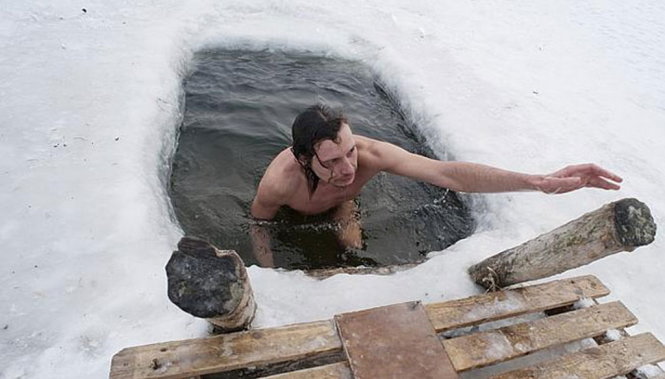 Nhảy vào hồ nước đóng băng mừng năm mới ở Siberia - Ảnh: phactual.com