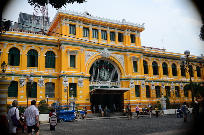 Tòa nhà Bưu điện TP.HCM - công trình trên 100 năm tuổi gắn với bao thế hệ người dân thành phố - không nhận được sự đồng tình của nhiều người trong giới mỹ thuật, kiến trúc về màu sơn mới - Ảnh: T.T.D.
