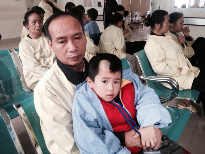 Bệnh nhi Nguyễn Hoàng Tú và ông nội - Ảnh: Quỳnh Liên
