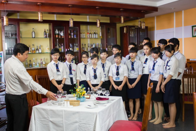 Sinh viên Trường CĐ Nghề du lịch Sài Gòn thực hành nghiệp vụ nhà hàng, đây là một nghề sẵn sàng cạnh tranh - Ảnh: M.G.