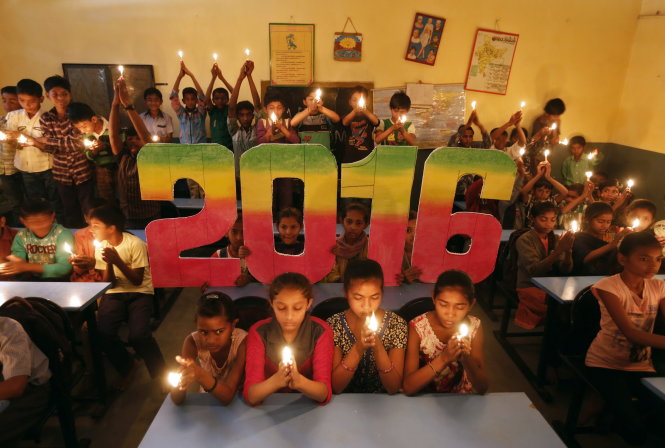 Học sinh ở Ahmedabad (Ấn Độ) cầu nguyện cho hòa bình đến trong năm mới - Ảnh: Reuters