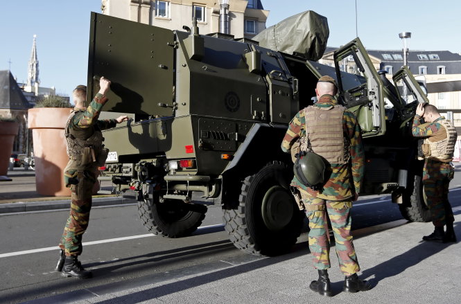 Binh sĩ Bỉ tăng cường bảo vệ an ninh thủ đô Brussels chiều 31-12-2015 với xe bọc thép - Ảnh: Reuters