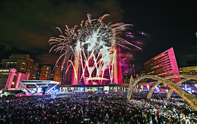 Người dân Toronto tập trung tại Hội trường Thành phố đón năm mới - Ảnh: Canada Press