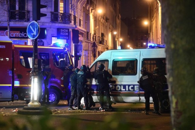 Cảnh sát Pháp tiếp cận nhà hát Bataclan trong vụ khủng bố đêm 13-11-2015 ở Paris - Ảnh: EPA