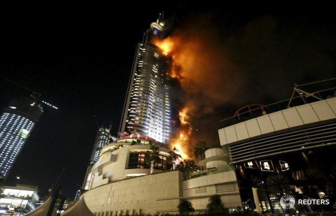 Vụ cháy xảy ra gần tháp Khalifa, nơi sẽ diễn ra lễ bắn pháo hoa mừng năm mới ở Dubai - Ảnh: Reuters