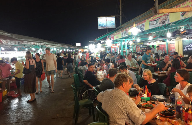 Chợ đêm Dinh Cậu - Một điểm đến nổi tiếng của Phú Quốc với những gian hàng hải sản tấp nập hàng đêm - Ảnh: N.Triều