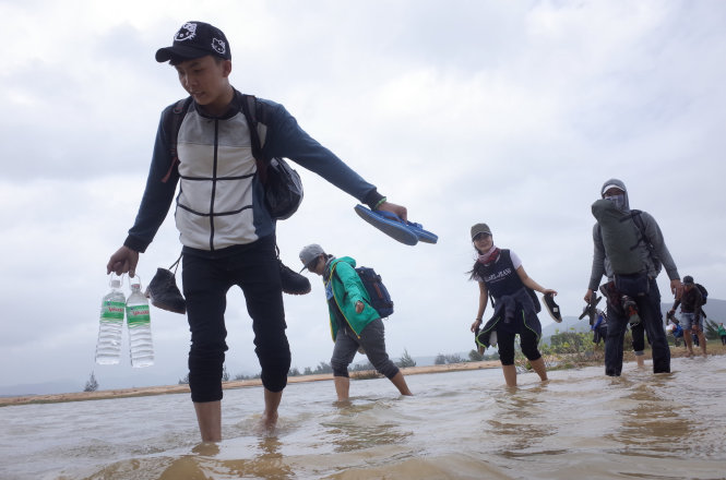 Thử thách đầu tiên là vượt đoạn đường ngập nước - Ảnh: Lê Huyền Trang