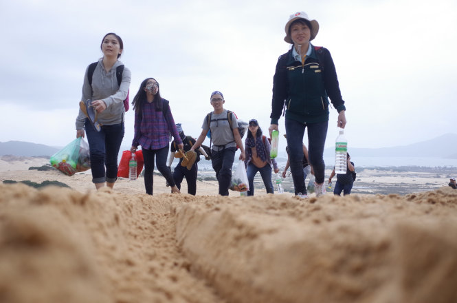 Băng qua đồi cát dài chừng 4km - Ảnh: Lê Huyền Trang