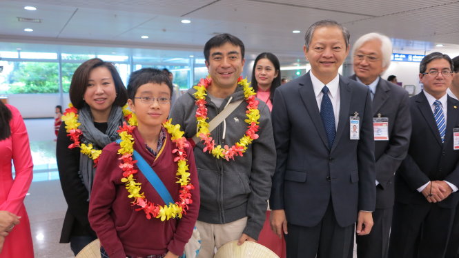 Phó Chủ Tịch TP Lê Văn Khoa tặng hoa cho khách quốc tế đầu tiên - Ảnh: Lê Nam