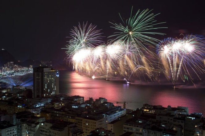 Pháo hoa mừng năm mới bừng sáng trên bầu trời ở bãi biển Copacabana tại Rio de Janeiro ngày 1-1-2016 - Ảnh: Reuters