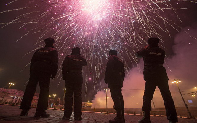 Cảnh sát Nga xem pháo hoa khi làm việc vụ canh gác tại Quảng trường Đỏ, Moscow Ảnh: Telegraph
