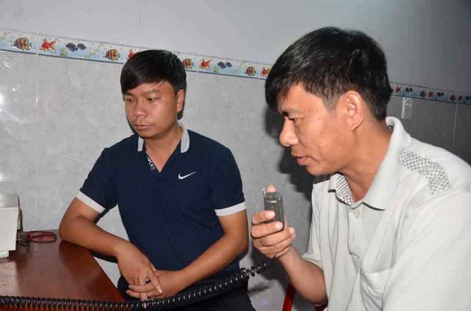 Ông Sinh, chủ tịch UBND xã Phổ Quang (bên phải) cùng với phó chủ tịch UBND xã vẫn đang cố gắng liên lạc với tàu cá gặp nạn - Ảnh: CTV