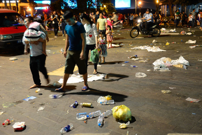 Rất nhiều rác được bỏ lại - Ảnh: Quang Định
