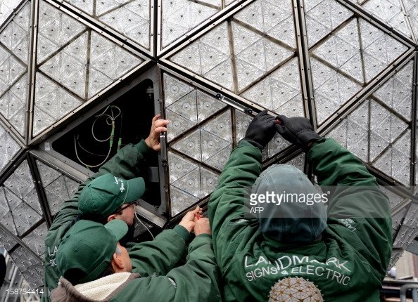 Các công nhân đang lắp đặt các panel pha lê vào quả cầu 2016, chuẩn bị cho lễ đón giao thừa được hứa hẹn sẽ đem lại nhiều màu sắc và cảm xúc cho người xem - Ảnh: AFP