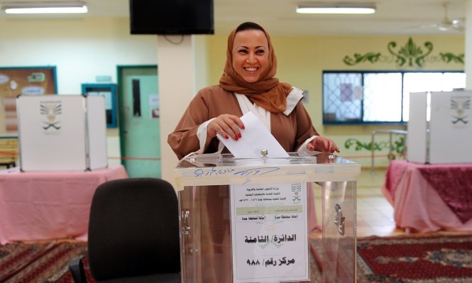 Một phụ nữ bỏ phiếu bầu cử tại Jeddah ngày 12-12 trong đợt bầu cử lần đầu tiên phụ nữ được bỏ phiếu tại Saudi Arabia - Ảnh: AFP