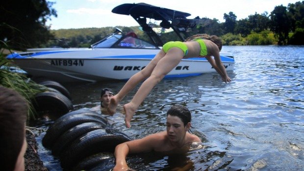 Người Úc đi bơi để chống cái nóng gay gắt đầu năm mới - Ảnh: SMH