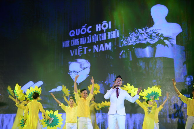 Ca sĩ Anh Bằng trình diễn ca khúc Vinh quang Quốc hội Việt Nam - Ảnh: Quang Định