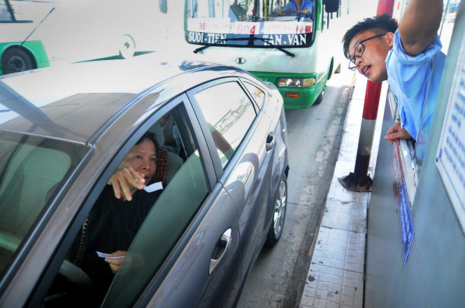 Một tài xế thắc mắc về mức phí khi qua trạm thu phí cầu Đồng Nai trưa 1-1-2016 - Ảnh: A Lộc