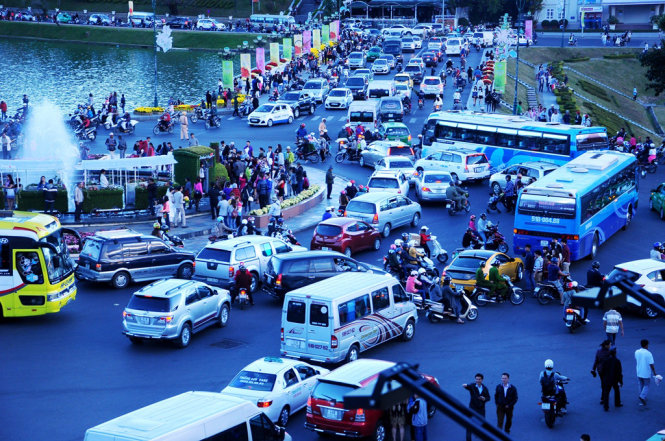 Càng về tối, giao thông tại khu vực vòi phun nước trước chợ Đà Lạt càng xảy ra tắc nghẽn - Ảnh: Lâm Thiên.