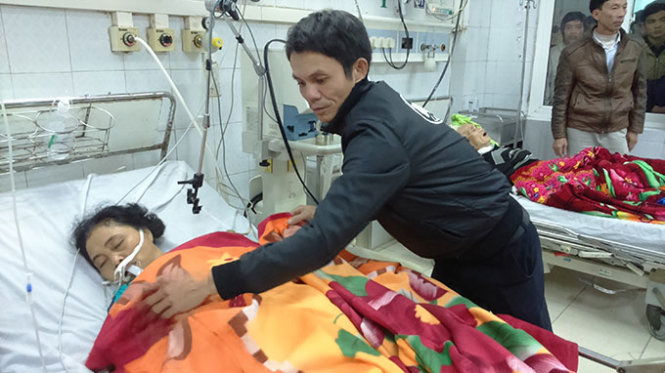 Nạn nhân Lê Thị Nguyên (52 tuổi) bị hôn mê sâu phải điều trị tại Bệnh viện Đa khoa Thanh Hóa - Ảnh: H.Đồng