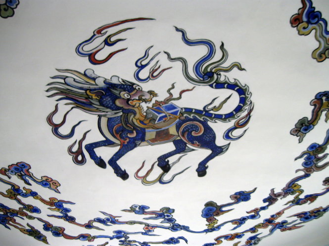 Hình vẽ Lân mã chở hà đồ trên trần nhà mồ Trương Vĩnh Ký. Ảnh Hồ Tường