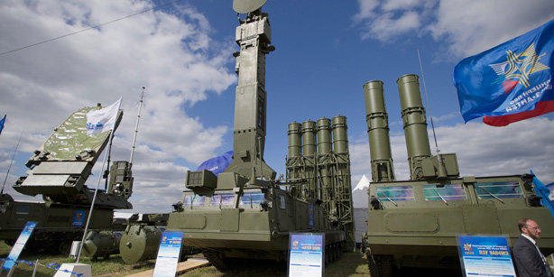 Nga bắt đầu bàn giao hệ thống tên lửa S-300 cho Iran - Ảnh: AP