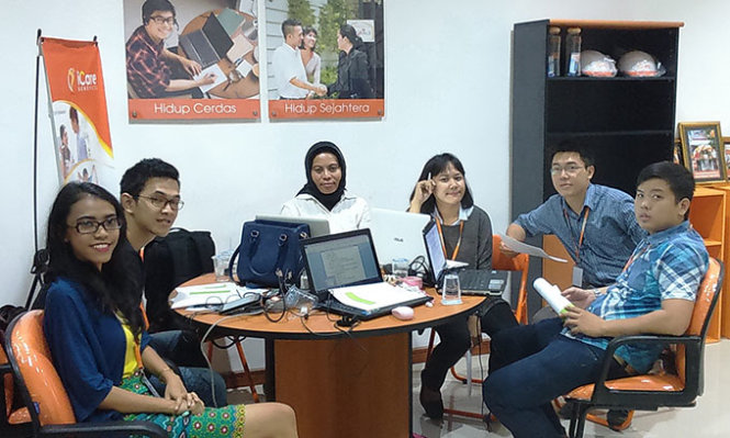 Hồng Tài (thứ hai từ phải) cùng đồng nghiệp tại văn phòng ở Indonesia - Ảnh: N.V.