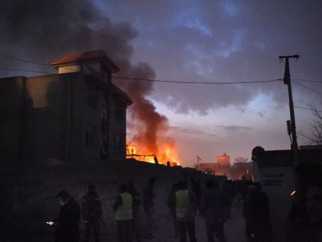 Khói lửa bốc lên mù mịt sau khi một kẻ tấn công bom xe liều chết lao vào nhà hàng Le Jardin tại thủ đô Kabul của Afghanistan ngày 1-1 - Ảnh: AFP