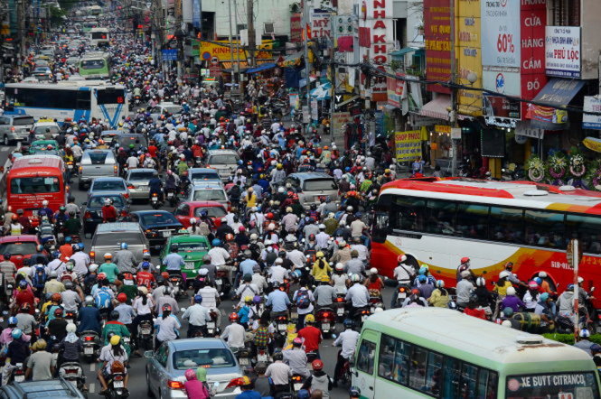Kẹt xe tại khu vực Hàng Xanh - Ảnh: Thuận Thắng