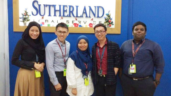 Anh Minh Trí (áo đỏ) cùng các đồng nghiệp đến từ các nước ASEAN - Ảnh do nhân vật cung cấp